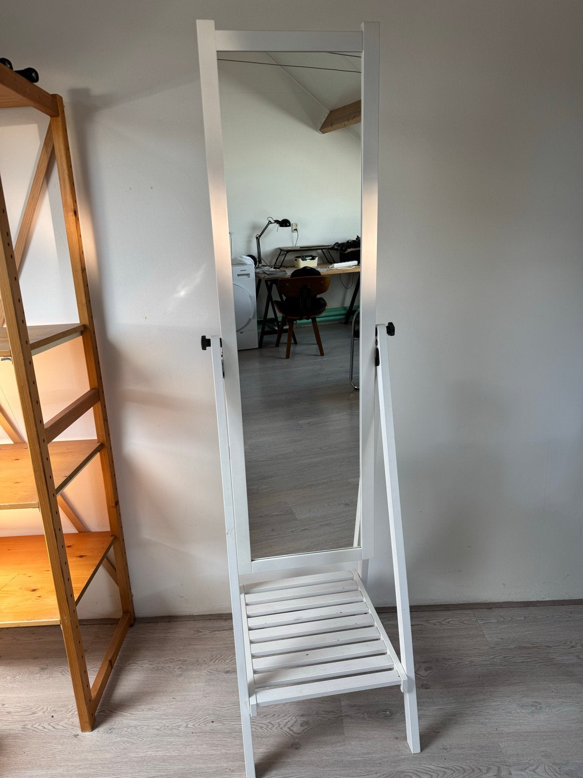 Ikea spiegel met standaard en plankje, Huis en Inrichting, Woonaccessoires | Spiegels, Ophalen, Minder dan 50 cm, Zo goed als nieuw