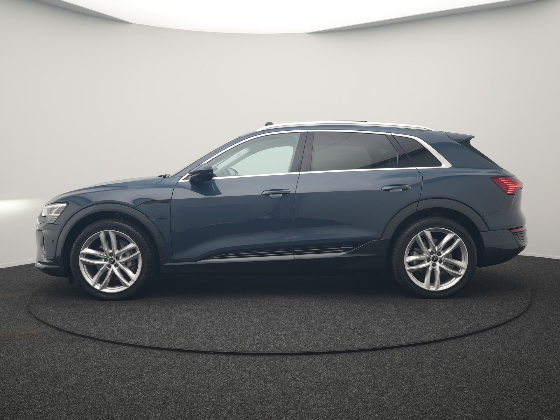 Audi Q8 e-tron 55 quattro Advanced Edition 115 kWh 408pk Dea, Auto's, Automaat, Dealer onderhouden, Zwart, Lichtsensor
