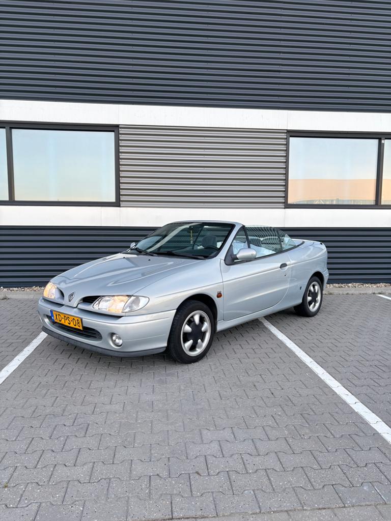 Renault Mégane 2.0 Cabriolet 1998 Grijs Nieuwe apk!, Voorwielaandrijving, 1998 cc, Stof, 40 €/maand