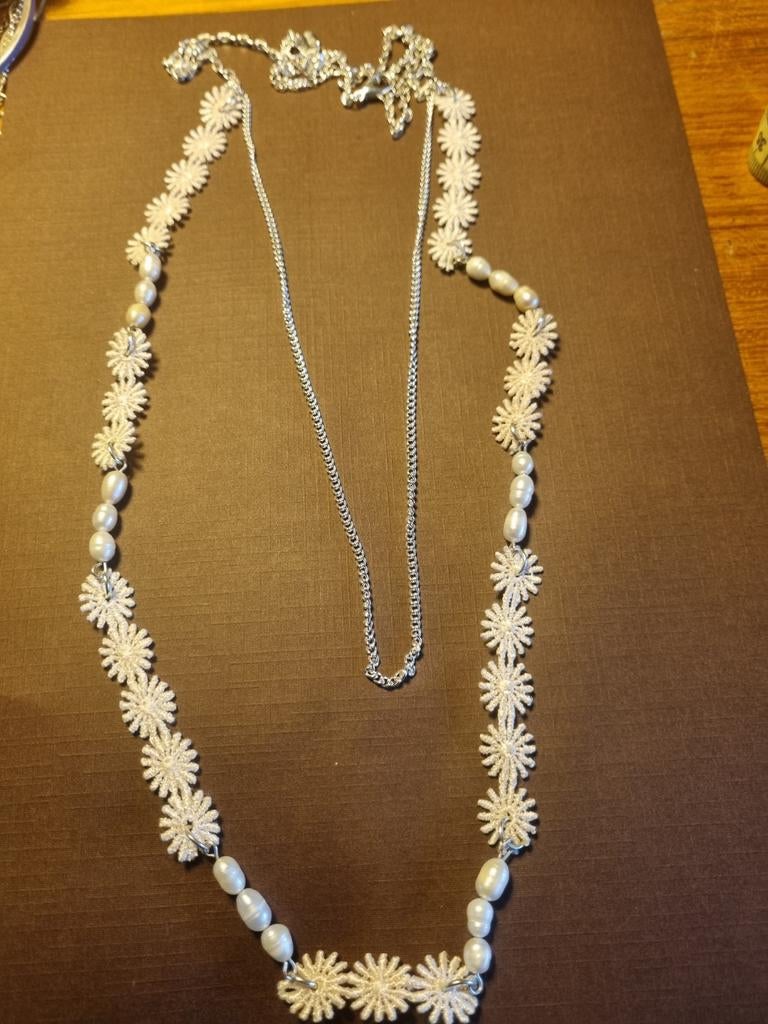 LBVYR Ketting met Witte Bloemen en Parels, Overige materialen, Wit, Ophalen of Verzenden, Zo goed als nieuw