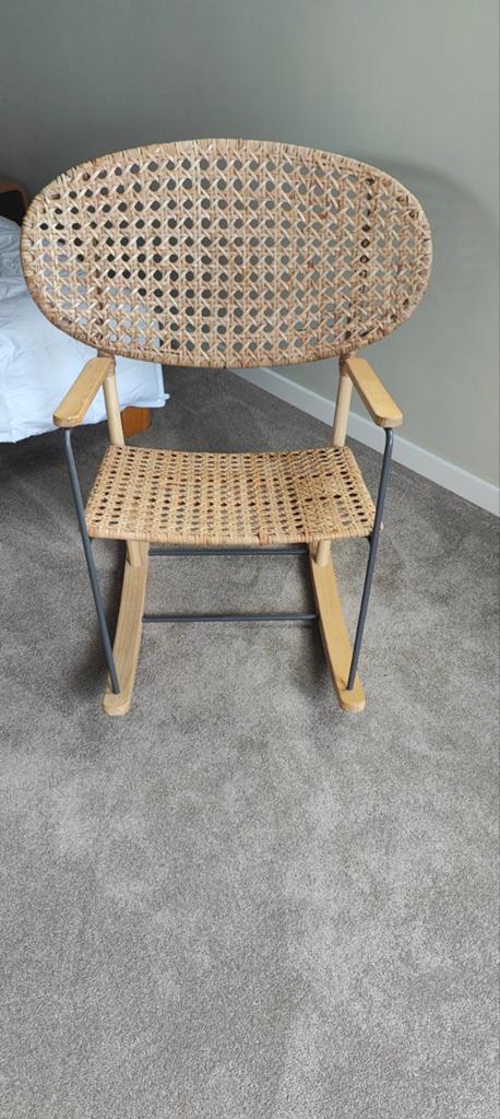 Stijlvolle schommelstoel van rotan en hout (gronadal ikea), Huis en Inrichting, Stoelen, Ophalen, Zo goed als nieuw, Modern, Scandinavisch, Landelijk