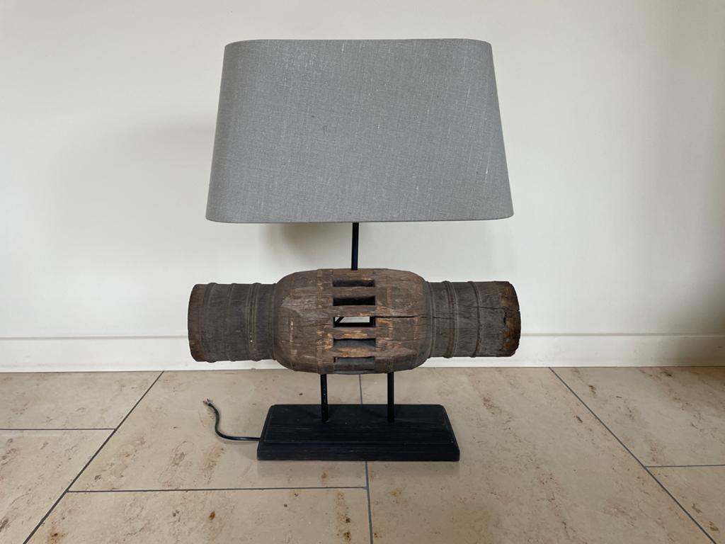 Unieke handgemaakte tafellamp van oud houten wiel, Antiek en Kunst, Antiek | Lampen, Ophalen