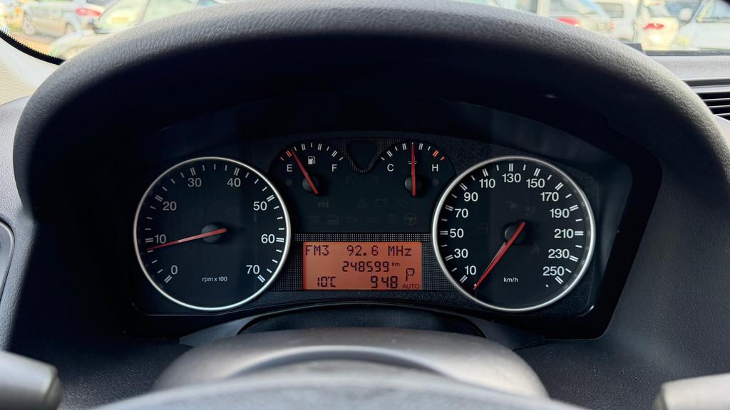 Fiat Croma 2.2-16V Emotion Airco|Trekhaak|NL Auto, Auto's, Parkeersensor, Gebruikt, 4 cilinders, 700 kg