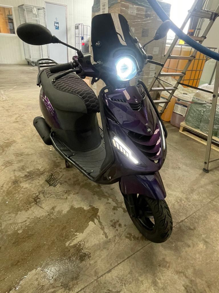 Zip, Fietsen en Brommers, Scooters | Piaggio, Ophalen of Verzenden, Zo goed als nieuw, Benzine, Zip