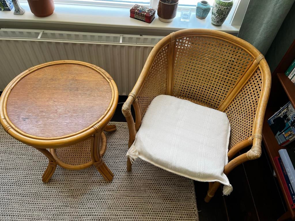 Vintage rotan stoel en bijzettafel met houten Blad, Huis en Inrichting, Tafels | Bijzettafels, Minder dan 55 cm, Gebruikt, Rond