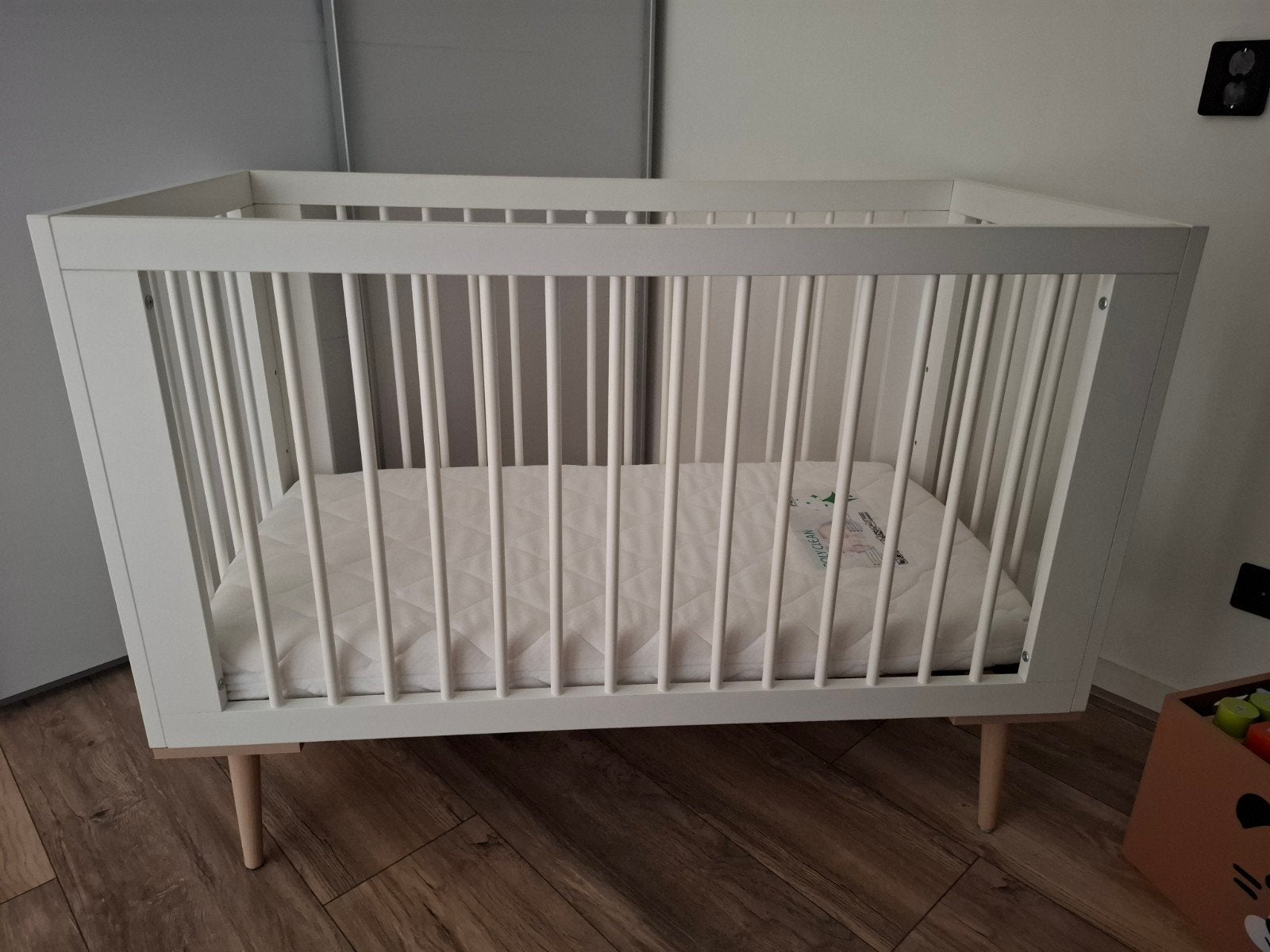 Kinderkamer te koop: ledikantje, commode + kast, Ophalen, Zo goed als nieuw, Jongetje of Meisje