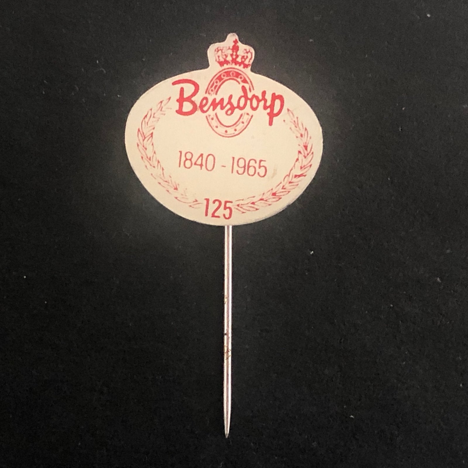 Vintage Bensdorp 125 jaar jubileum speldje 1840-1965, Verzamelen, Speldjes, Pins en Buttons, Ophalen of Verzenden, Gebruikt, Merk