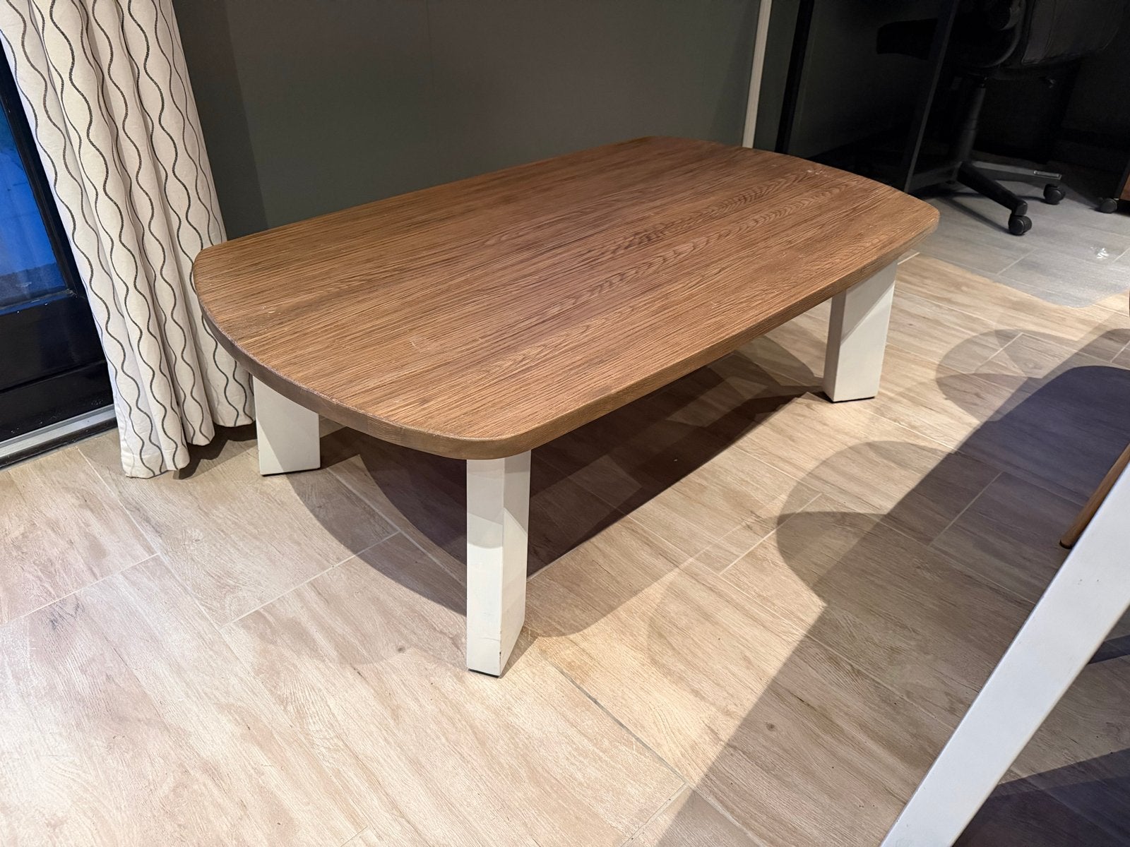 Salontafel met houten blad en witte poten, Ophalen, Gebruikt, 50 tot 100 cm, 100 tot 150 cm