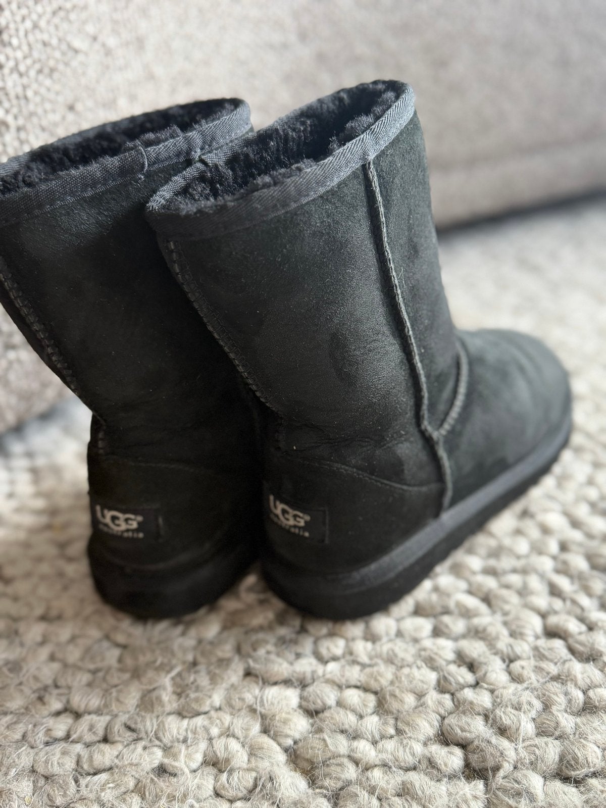 Zwarte Uggs Classic Mini - Maat 35, Ophalen of Verzenden, Gedragen, Zwart, Lage of Enkellaarzen