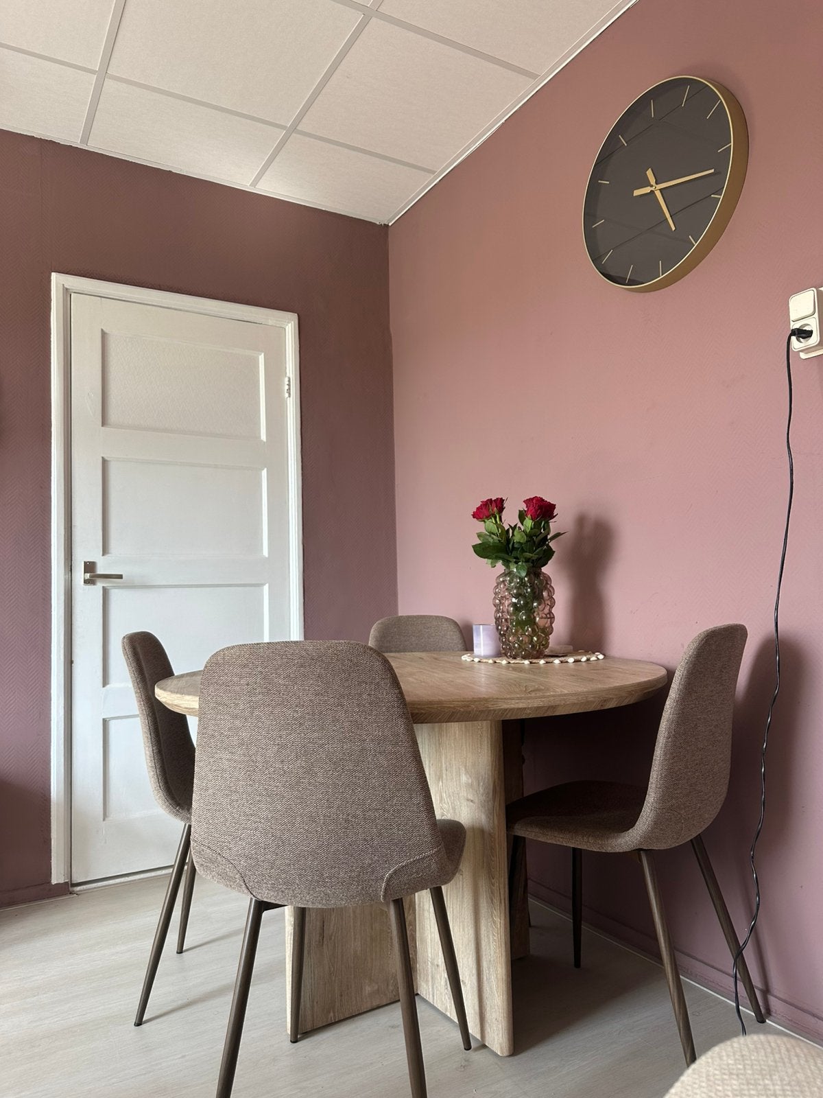 Mooie ronde kwantum eettafel met 4 stoffen stoelen, Ophalen, Zo goed als nieuw, Rond, 100 tot 150 cm