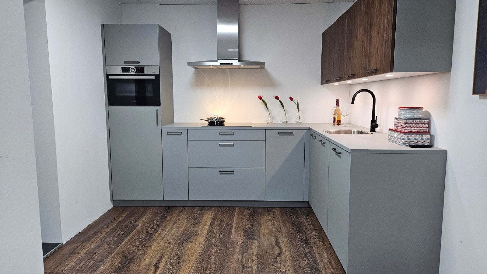 Showroomkeuken parelgrijs compleet met Bosch apparatuur, Ophalen, 200 cm of meer, Nieuw, 200 cm of meer