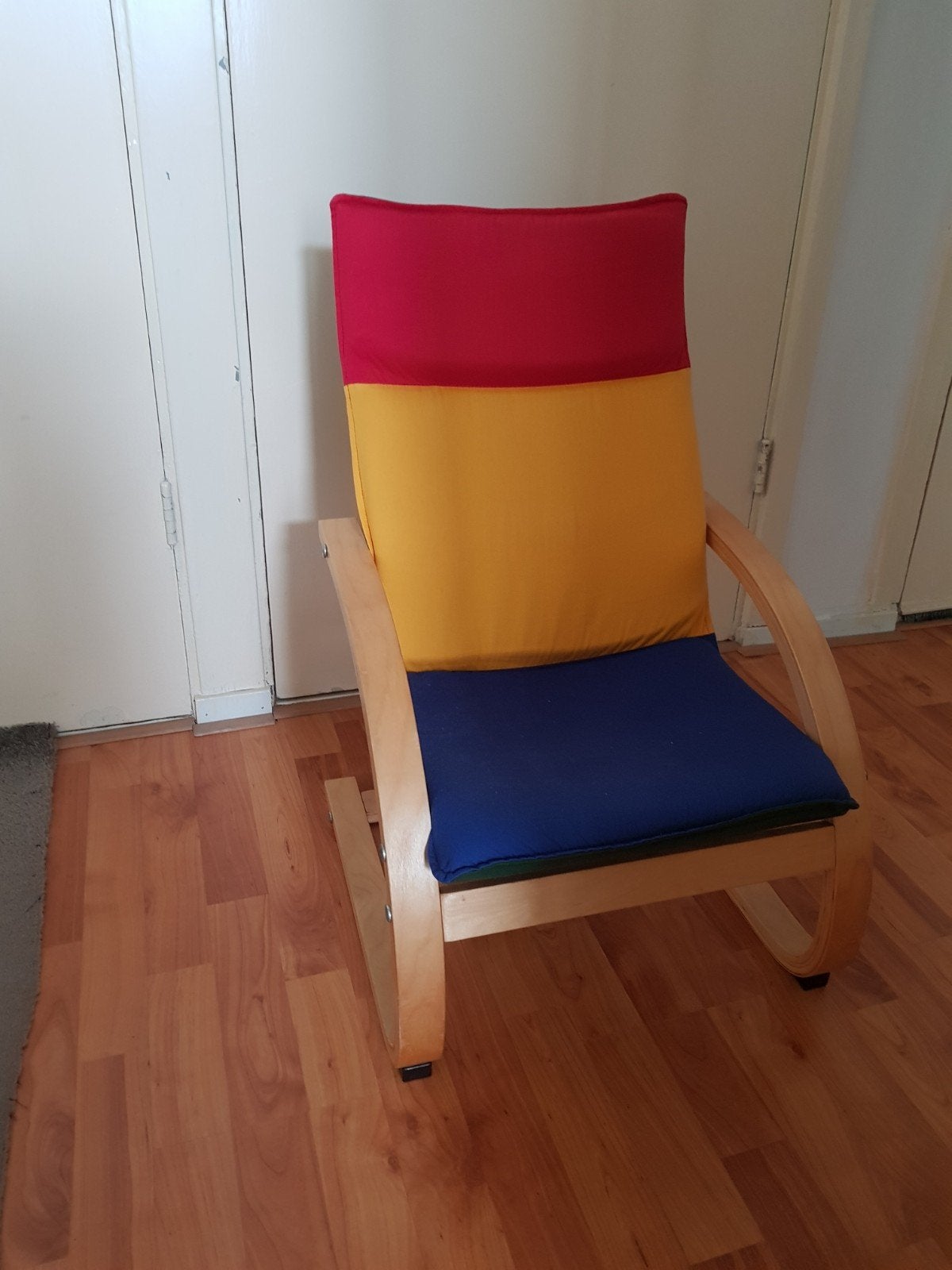 IKEA Poäng Schommelstoel met Kleurrijk Kussen voor kinderen, Huis en Inrichting, Stoelen, Ophalen, Overige kleuren, Modern, Scandinavisch