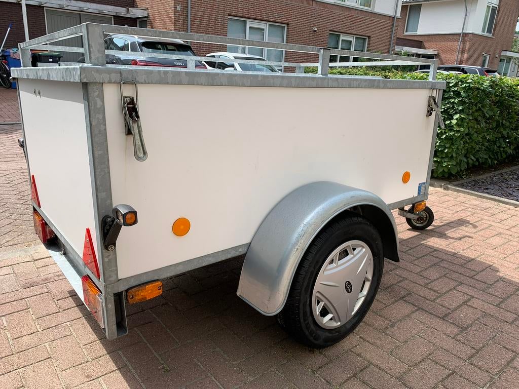 Te huur Rieske bagagewagen vv. afsluitbare deksel va. € 55,=, Caravans en Kamperen, Verhuur