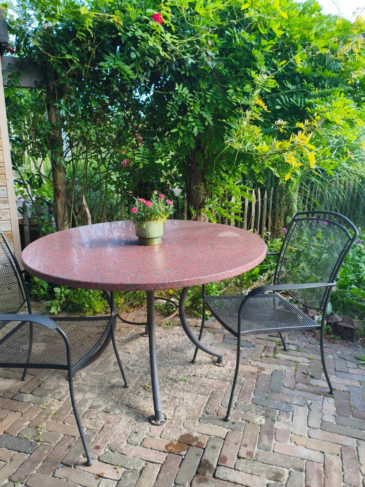 Tuintafel granieten blad en 2 metalen stoelen, Tuin en Terras, Tuintafels, Ophalen