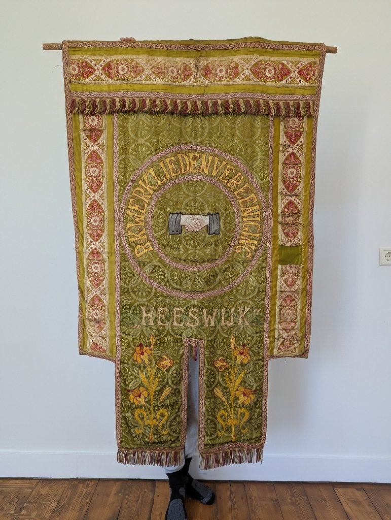 Groot antiek geborduurd RK Verenigingsvaandel Heeswijk 142cm, Antiek en Kunst, Ophalen of Verzenden