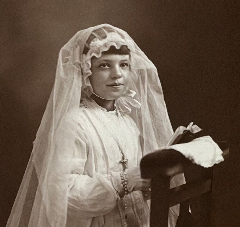 fr 1934 meisje geknield Heilige Communie studio foto, Verzamelen, Ophalen of Verzenden, 1920 tot 1940, Ongelopen, Overige thema's