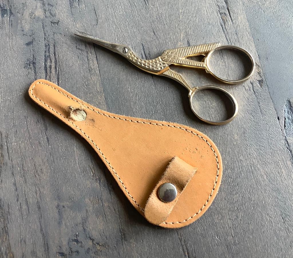 Oud ooievaar schaartje in leren etui, Ophalen of Verzenden, Gebruikt, Jongen of Meisje