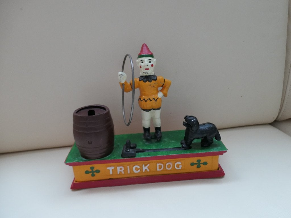 spaarpot gietijzer antiek trick dog, clown met hond, Verzamelen, Ophalen, Zo goed als nieuw, Steen, Aardewerk of Keramiek, Dier