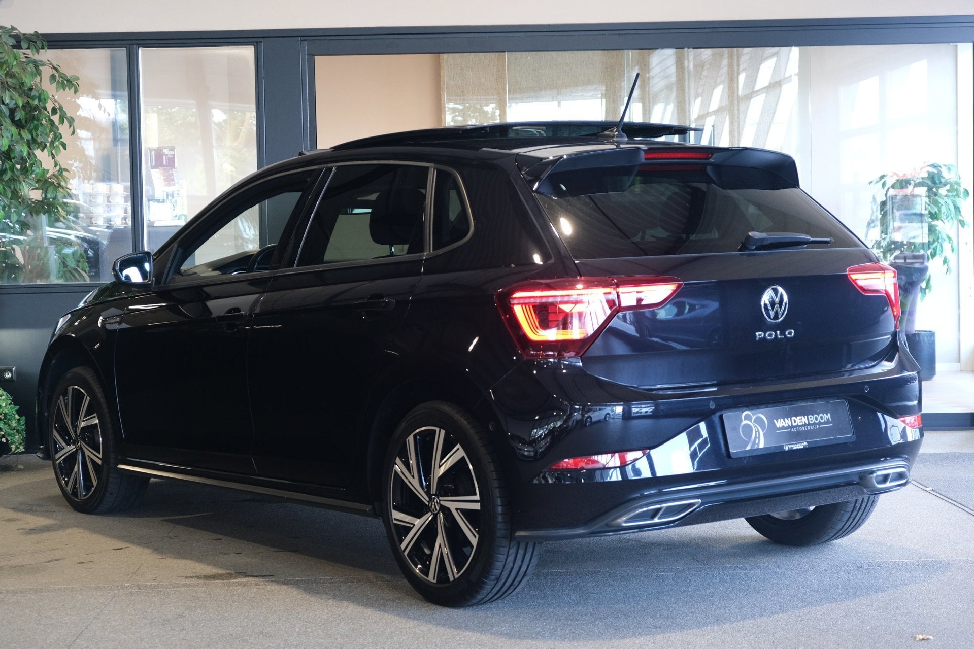 Foto 2 van Volkswagen Polo 1.0 TSI R-Line DSG Pano Navi Led Virtual Pdc