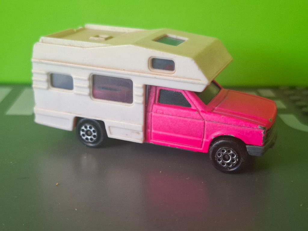 Majorette 278 - Ford Camping Car Camper [roze] 1/60, Ophalen of Verzenden, Gebruikt, Auto