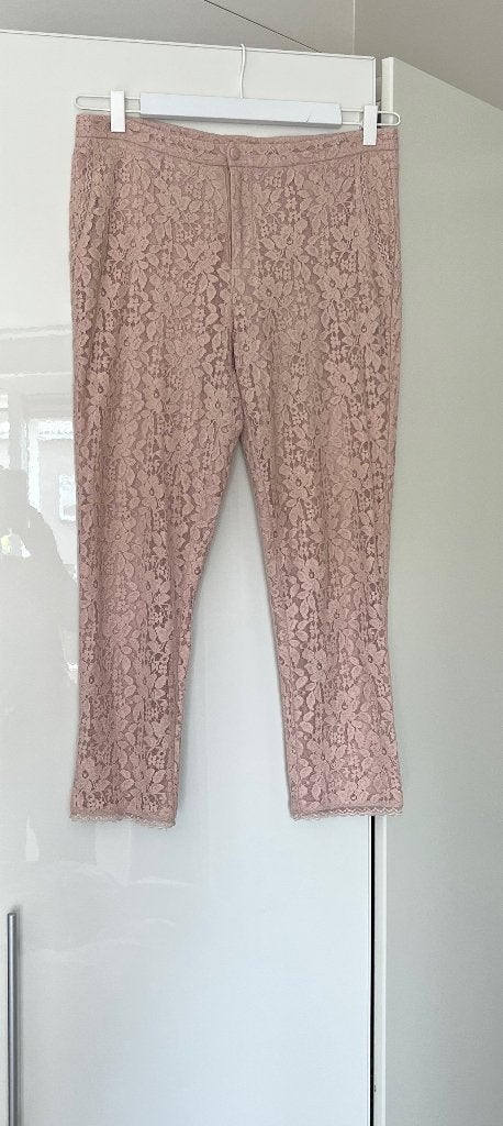 Broek van kant/lace met bloemen; pastelroze; By Ti-Mo; mt 40, Maat 38/40 (M), Ophalen of Verzenden, Zo goed als nieuw, By Ti-Mo (Oslo Noorwegen)