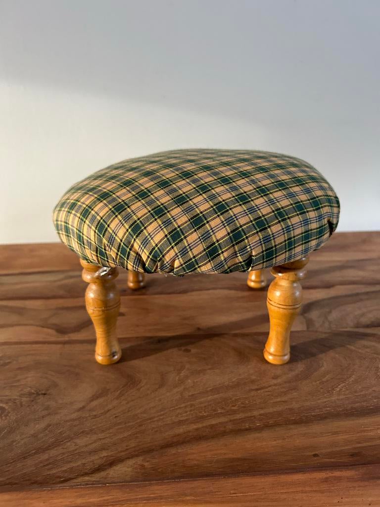 Decoratieve Houten Krukje met Geruite Bekleding, Antiek en Kunst, Ophalen of Verzenden
