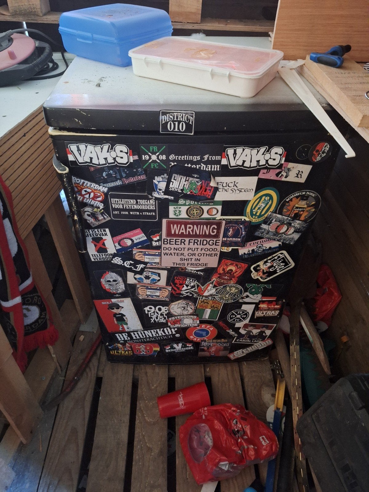 Compacte koelkast met stickers - Ideaal voor drankjes, Ophalen of Verzenden, Minder dan 75 liter, Zonder vriesvak, Gebruikt