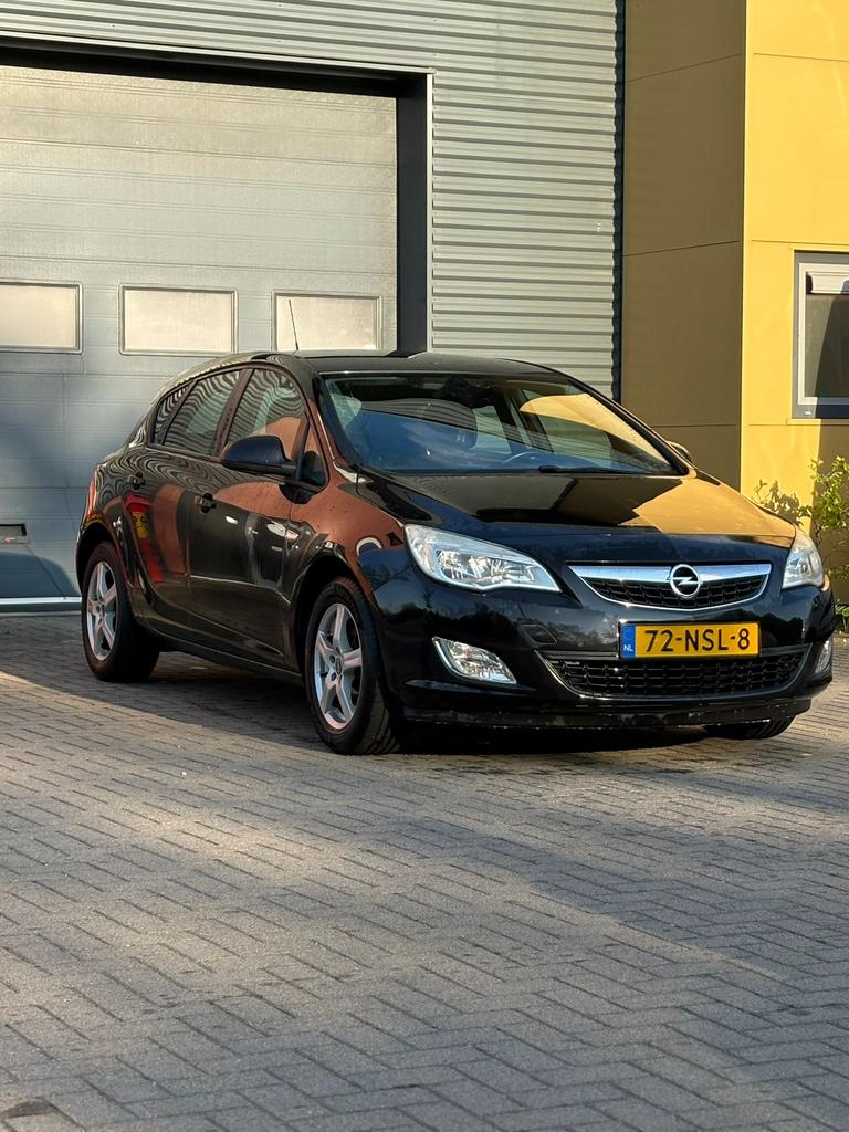 Opel Astra 1.6 85KW 5D AUT 2010 Zwart, Auto's, Opel, Stof, 1250 kg, 4 cilinders, Zwart