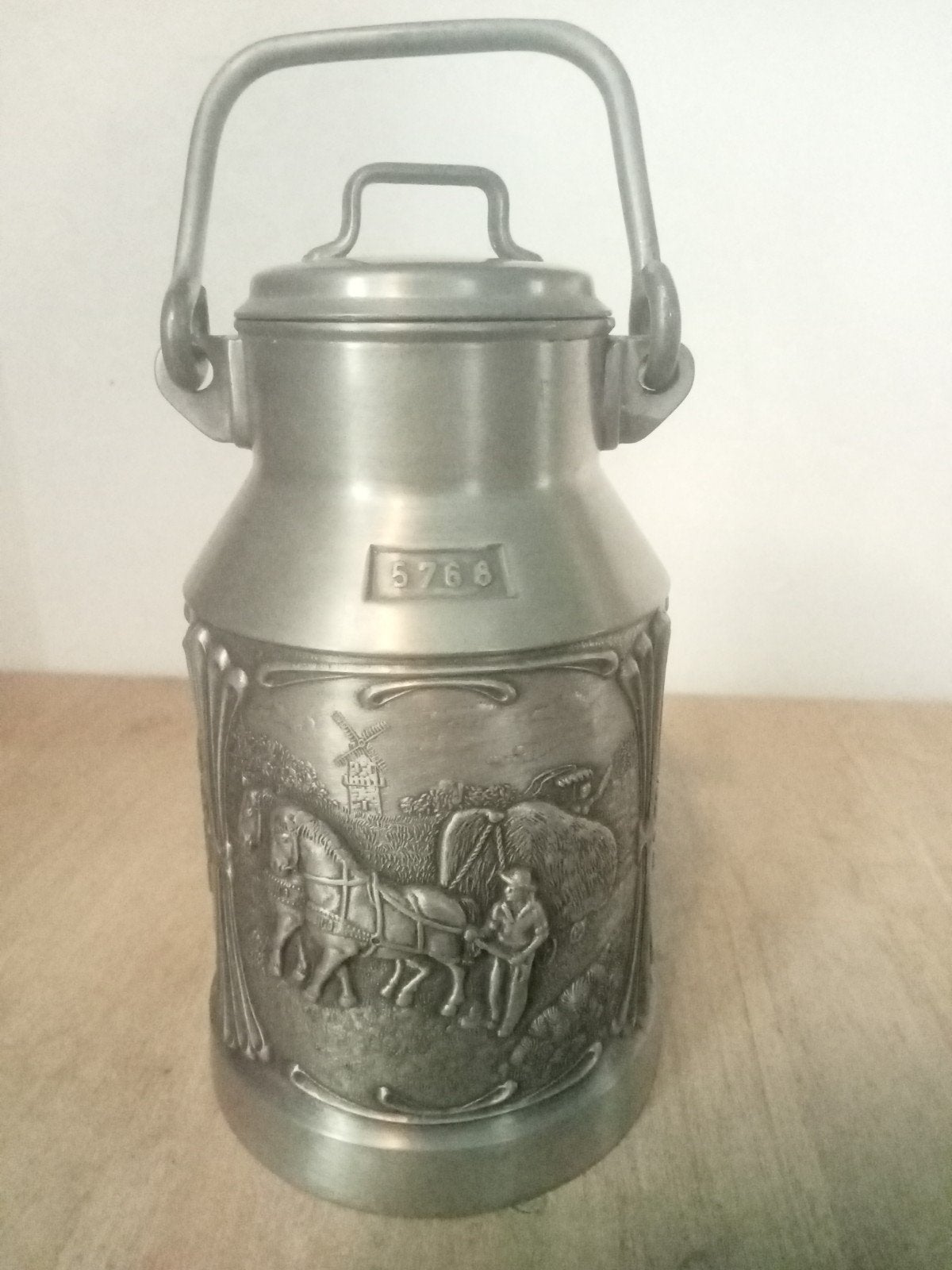 Antieke tinnen melkbusje met reliëf, 95% tin, Duitsland, Ophalen of Verzenden