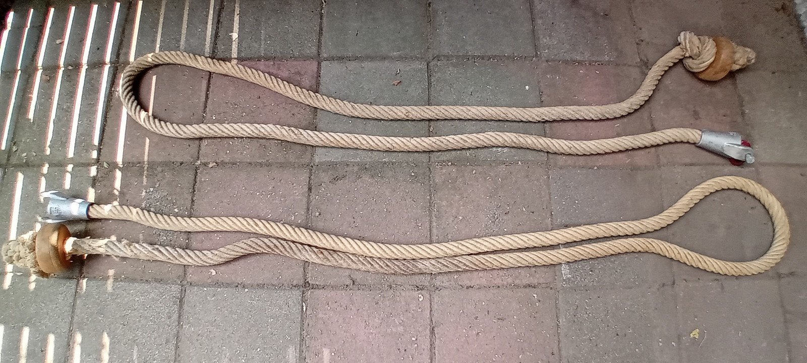 Twee klimtouwen van elk 3,6 meter lang., Ophalen