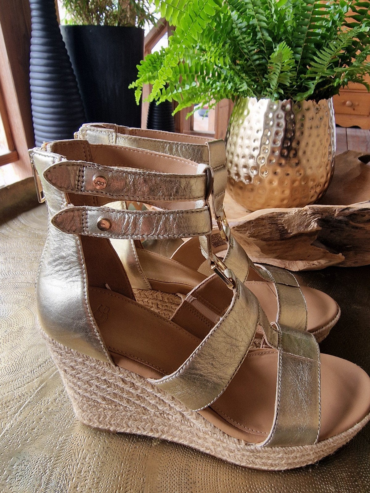 Gouden leren sleehak sandalen van UGG maat 40, Kleding | Dames, Schoenen, UGG, Overige kleuren, Zo goed als nieuw, Sandalen of Muiltjes