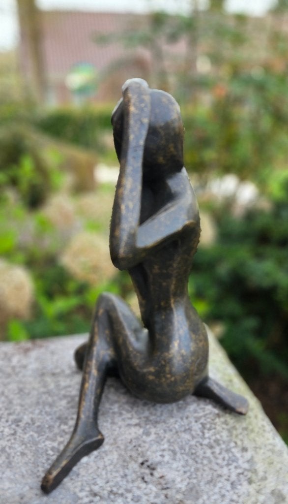 POSERENDE VROUW / Bronzen tuinbeeld / brons, Tuin en Terras, Overige materialen, Nieuw, Info@huisentuindecoratiemarie.nl, Mensenbeeld