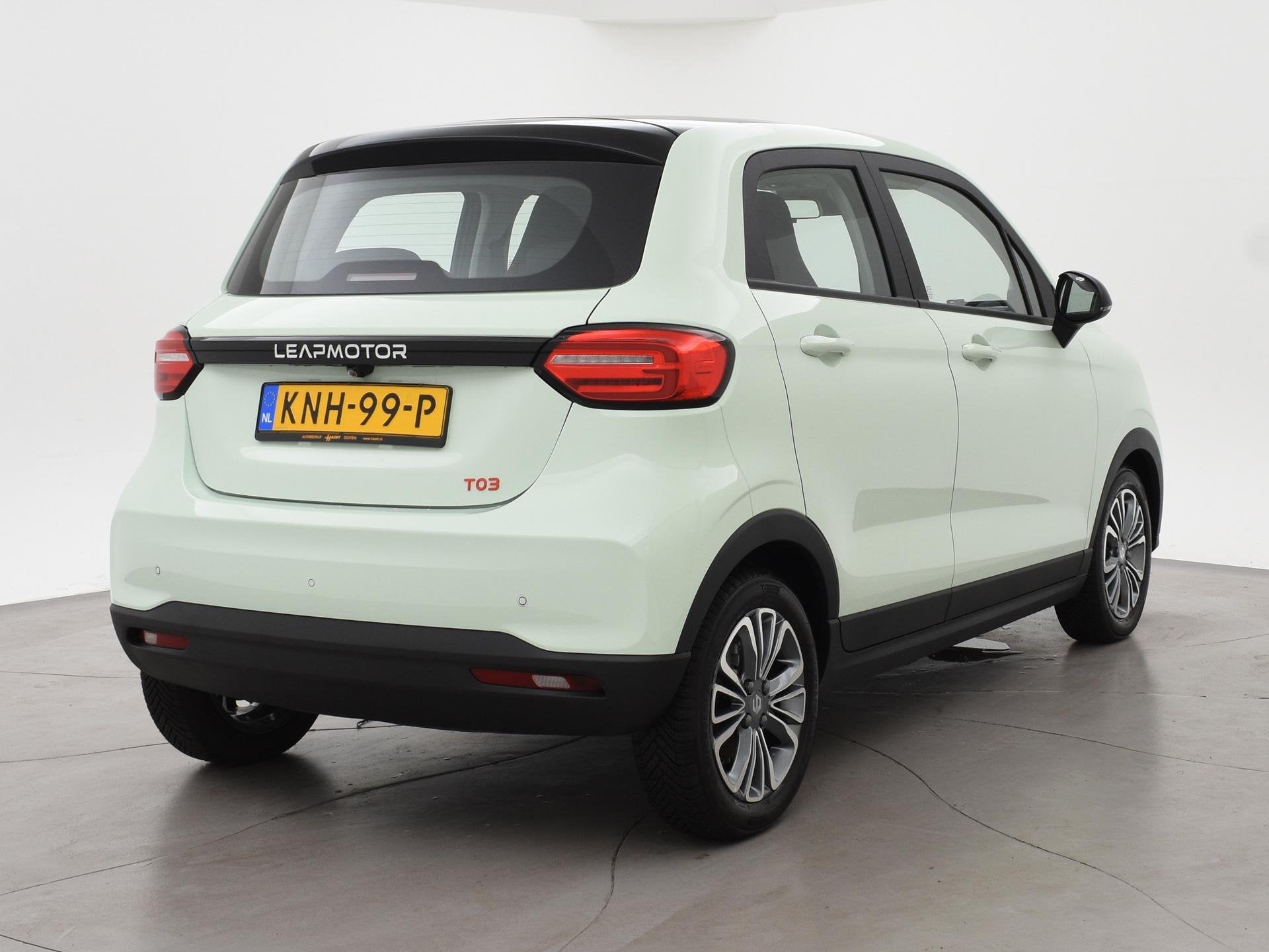 Leapmotor T03 DESIGN 37.3 kWh *822 KM* + PANORAMA | CAMERA |, Auto's, Leapmotor, Stof, 4 stoelen, Origineel Nederlands, 1150 kg