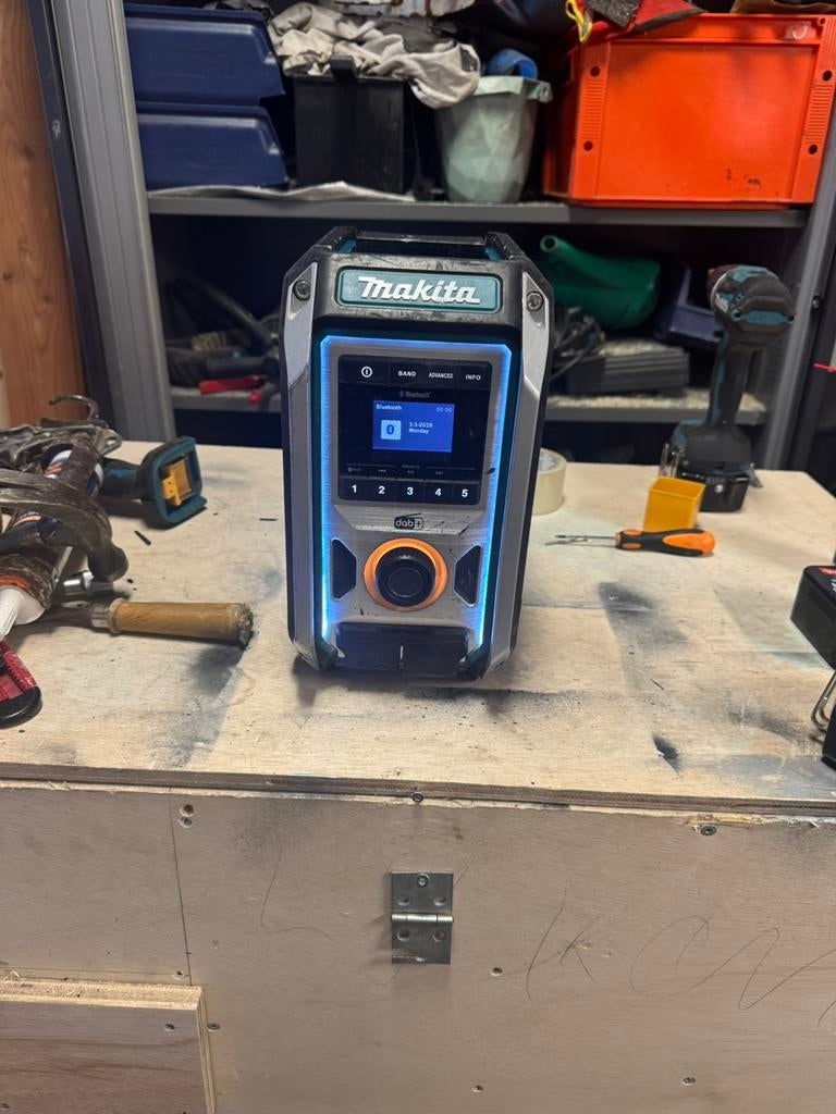 MAKITA DMR115 BOUWRADIO/RADIO MET ACCU, Ophalen of Verzenden, Zo goed als nieuw, Bouwradio