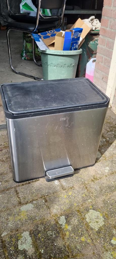 Prullenbak 2x 15L, Huis en Inrichting, Ophalen, Gebruikt, Met pedaal, 20 tot 30 liter
