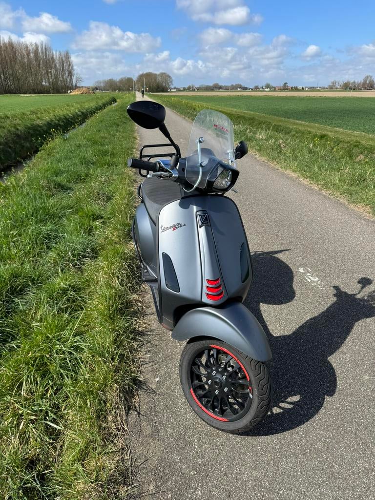 Vespa Sprint (2023) brom mat grijs, Fietsen en Brommers, Ophalen, Maximaal 45 km/u, Zo goed als nieuw, 50 cc