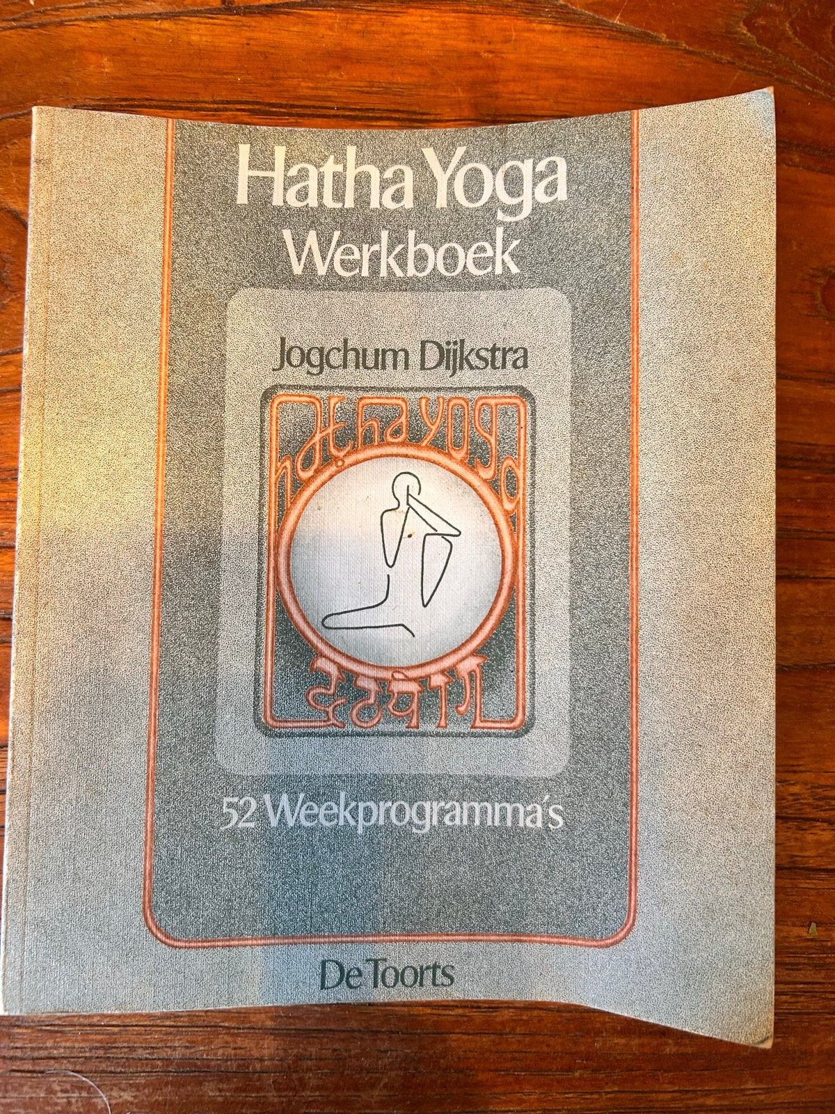 Hatha Yoga Werkboek - J. Dijkstra (52 Weekprogramma's), Boeken, Esoterie en Spiritualiteit, Ophalen of Verzenden, Gelezen, Meditatie of Yoga