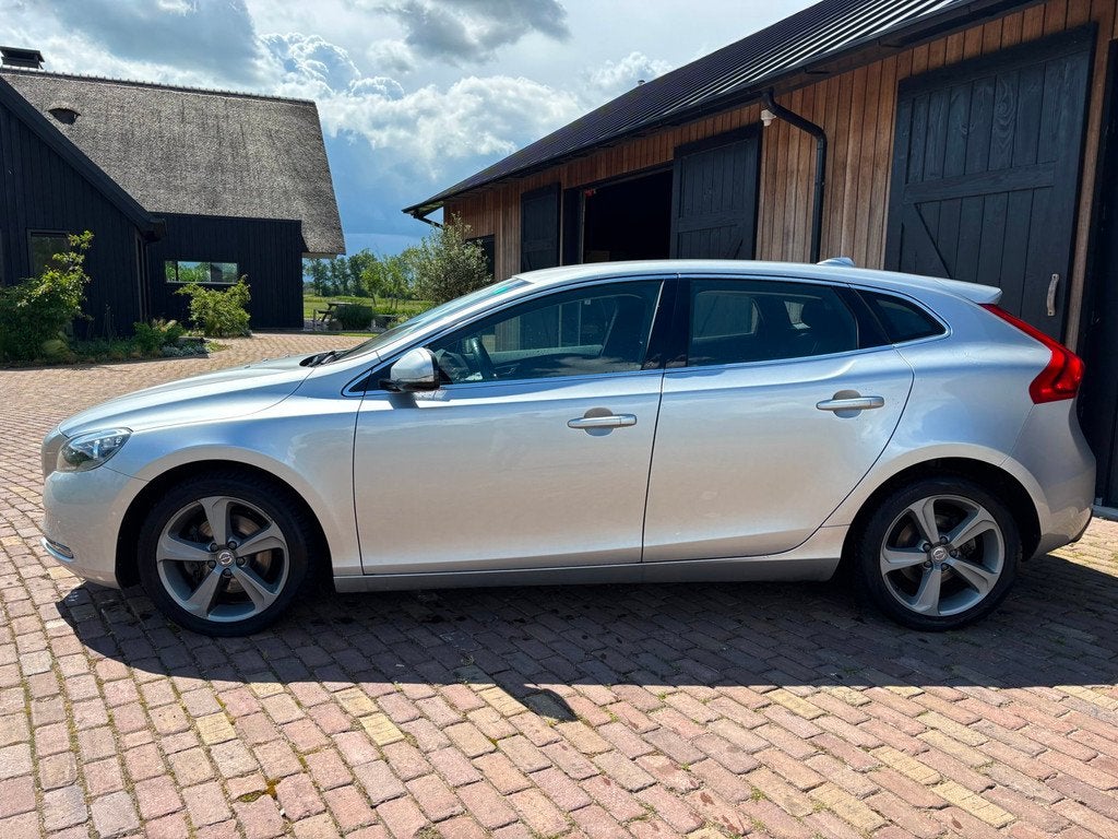 Volvo V40 1.6 T2 Momentum, Auto's, Volvo, Voorwielaandrijving, Stof, Zwart, 4 cilinders