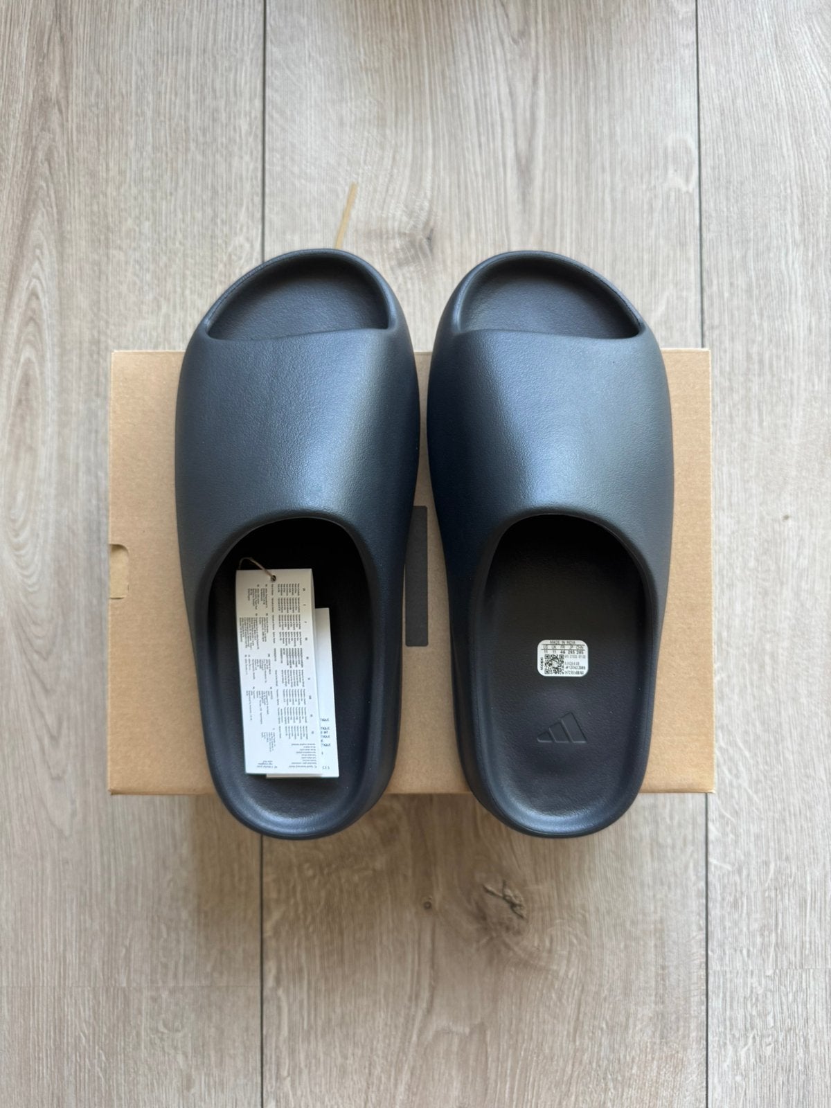 Adidas Yeezy Slide Onyx in maat 46., Ophalen of Verzenden, Nieuw, Zwart