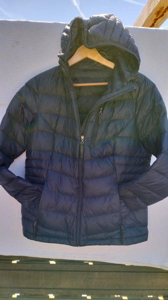 Donkerblauwe gewatteerde jas met capuchon, Ophalen of Verzenden, Zo goed als nieuw, Maat 42/44 (L), Blauw