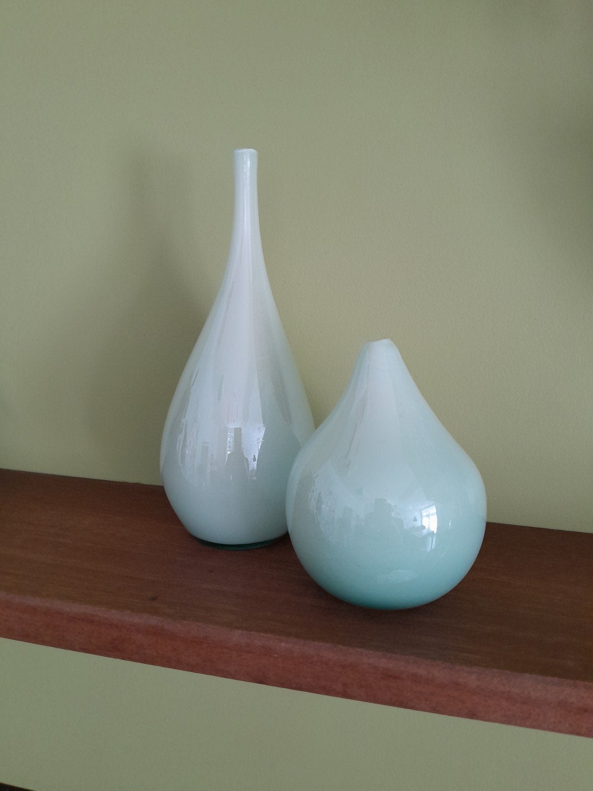 Woonaccessoire vazen glas druppel wit / licht groen, 24 cm, Nieuw, Ophalen of Verzenden, Glas