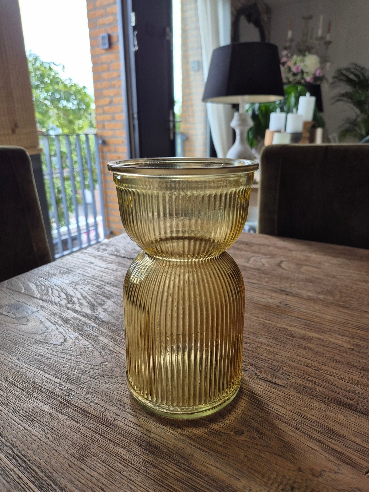 Goud/gele glazen vaas met ribbels, Huis en Inrichting, Met patroon/structuur, Ophalen of Verzenden, Goud, Glas