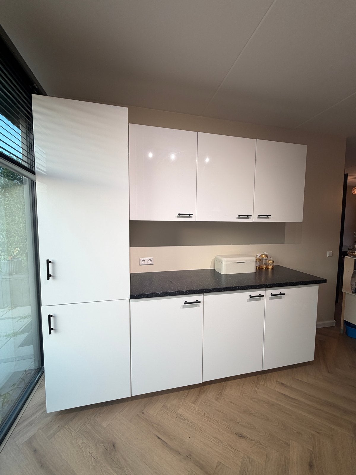 Moderne witte keuken met koelkast en vriesvak, Witgoed en Apparatuur, Koelkasten en IJskasten, 150 tot 200 liter, 60 cm of meer