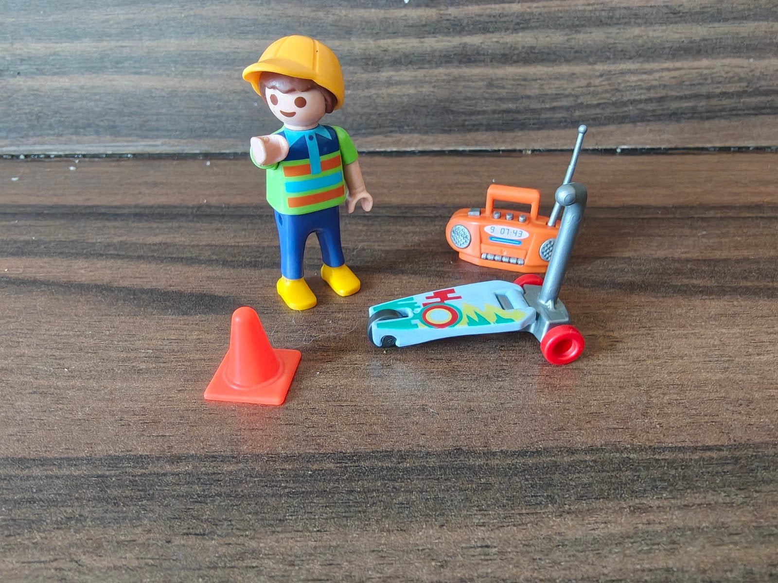 68. Playmobil jongen met step, radio en pion, Kinderen en Baby's, Speelgoed | Playmobil, Gebruikt, Ophalen of Verzenden