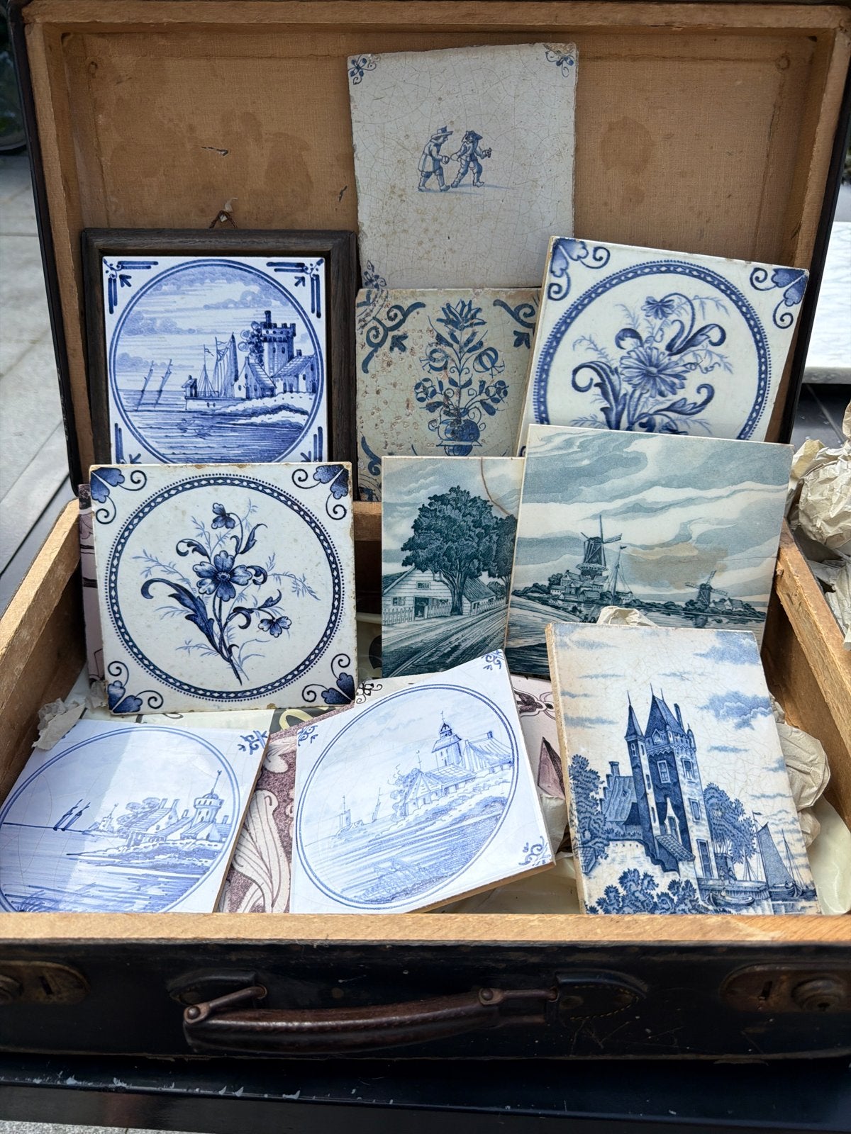Oud koffertje met diverse Delfts blauwe tegeltjes, Antiek en Kunst, Antiek | Wandborden en Tegels, Ophalen