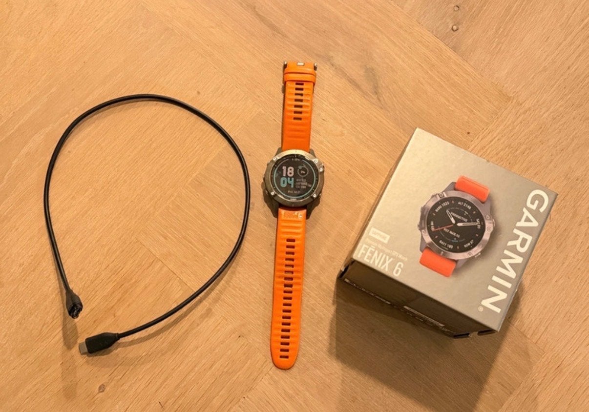 Garmin Fenix 6 Sapphire Titanium Gray 47mm met oranje band, Gebruikt, Ophalen of Verzenden, Waterdicht, Grijs