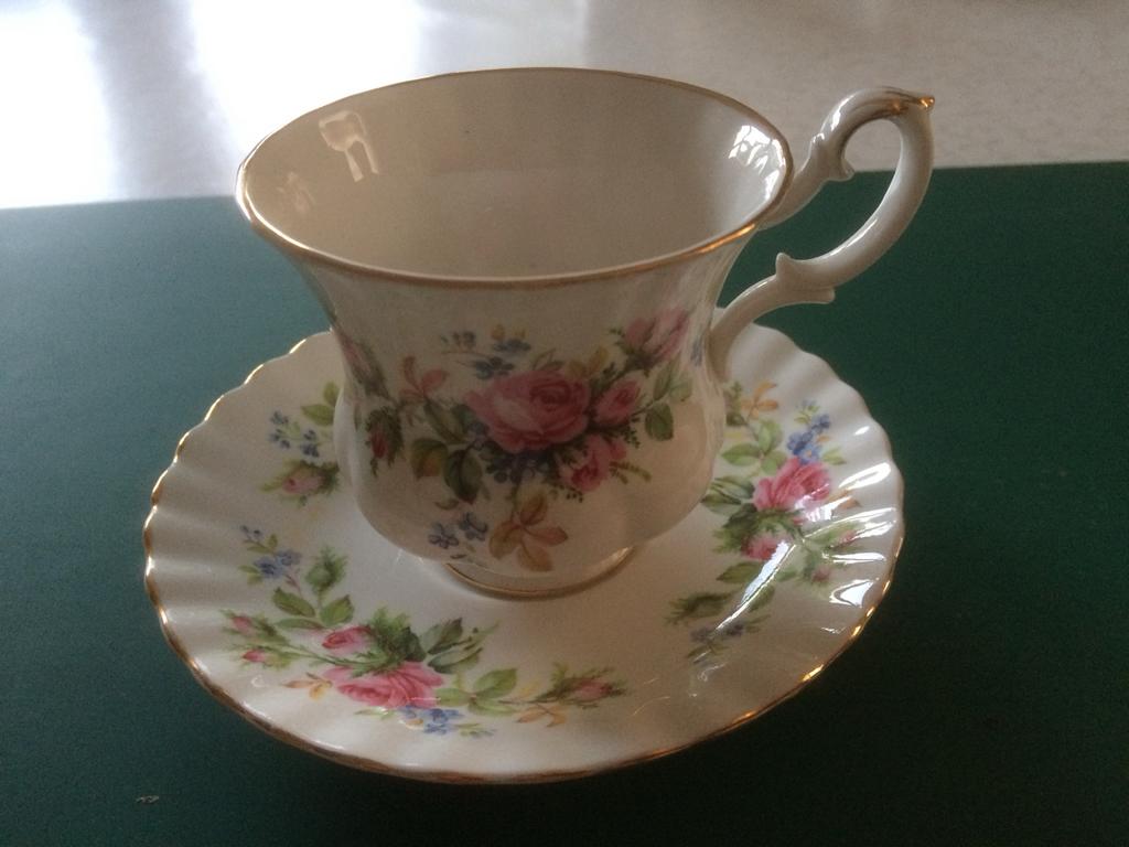 Royal Albert Moss Rose Kop en Schotel - Vintage Porselein, Antiek en Kunst, Ophalen of Verzenden