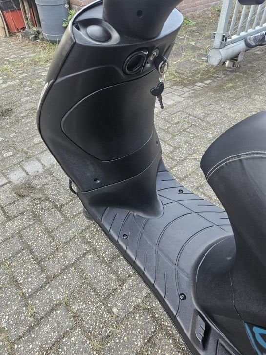 Foto 22 van PIAGGIO  ZIP 50 2T BJ2015 MAT ZWART 2375KM NL TOPSTAAT!!