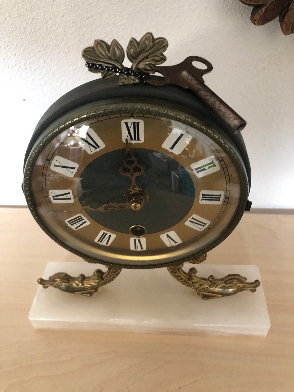 tafelklok met marmeren voet  23cm hoog x 20 cm breed, Ophalen of Verzenden