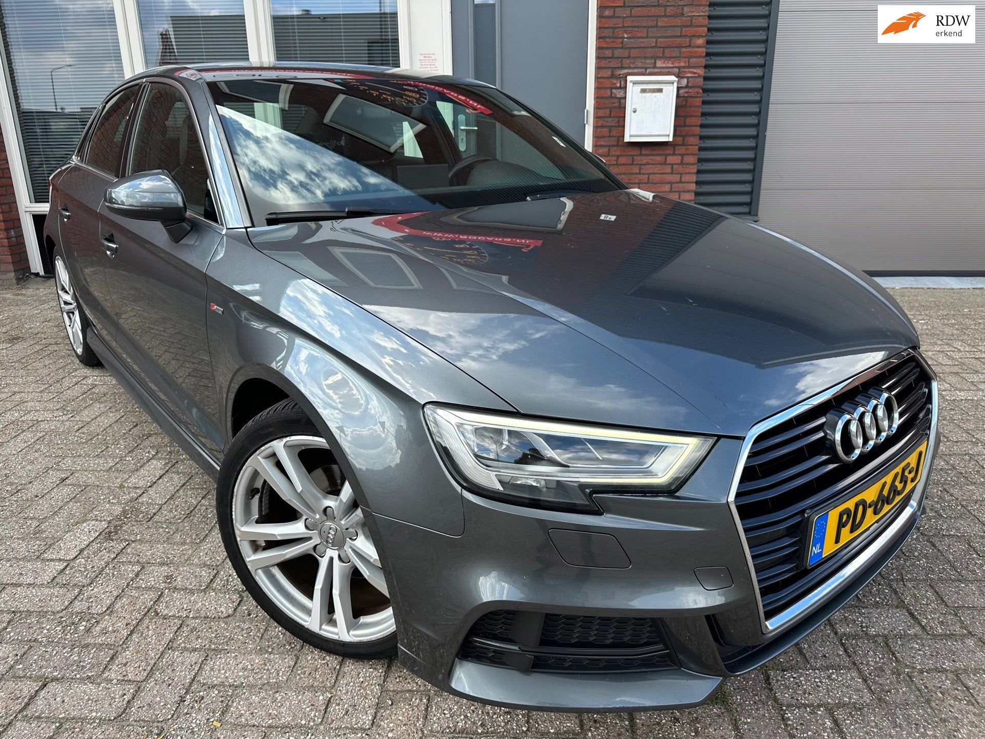 Audi A3 Limousine 1.4 TFSI CoD Sport S Line Edition / Navi /, Auto's, Gebruikt, 4 cilinders, 1210 kg, Leder en Stof